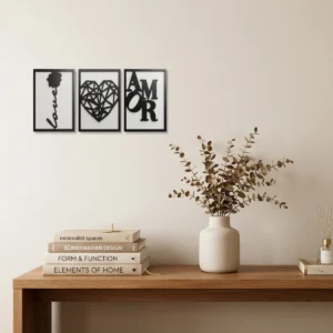 Conjunto de três quadros decorativos em MDF com duas camadas, com tipografia formando a palavra Love na cor preto e branco, instalados na parede de um escritório.