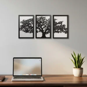 Conjunto de três quadros decorativos em MDF vazado com duas camadas na cor preto com branco, formando o desenho de uma árvore completa, aplicados na parede de um escritório moderno.