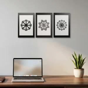 Conjunto de três quadros decorativos em MDF com duas camadas, formando o desenho de mandalas centralizadas na cor preto e branco, aplicados na parede de um escritório moderno.