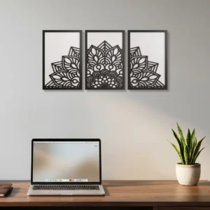 Conjunto de três quadros decorativos em MDF com duas camadas, formando o desenho vazado de uma mandala floral na cor preto e branco, aplicados na parede de um escritório moderno.
